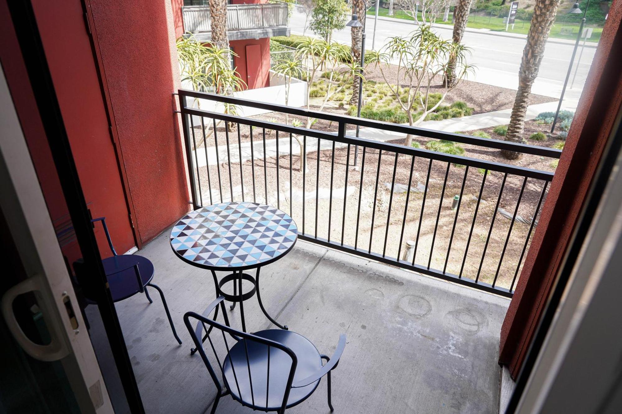 Lux 2 Bedroom In Woodland Hills Apartment