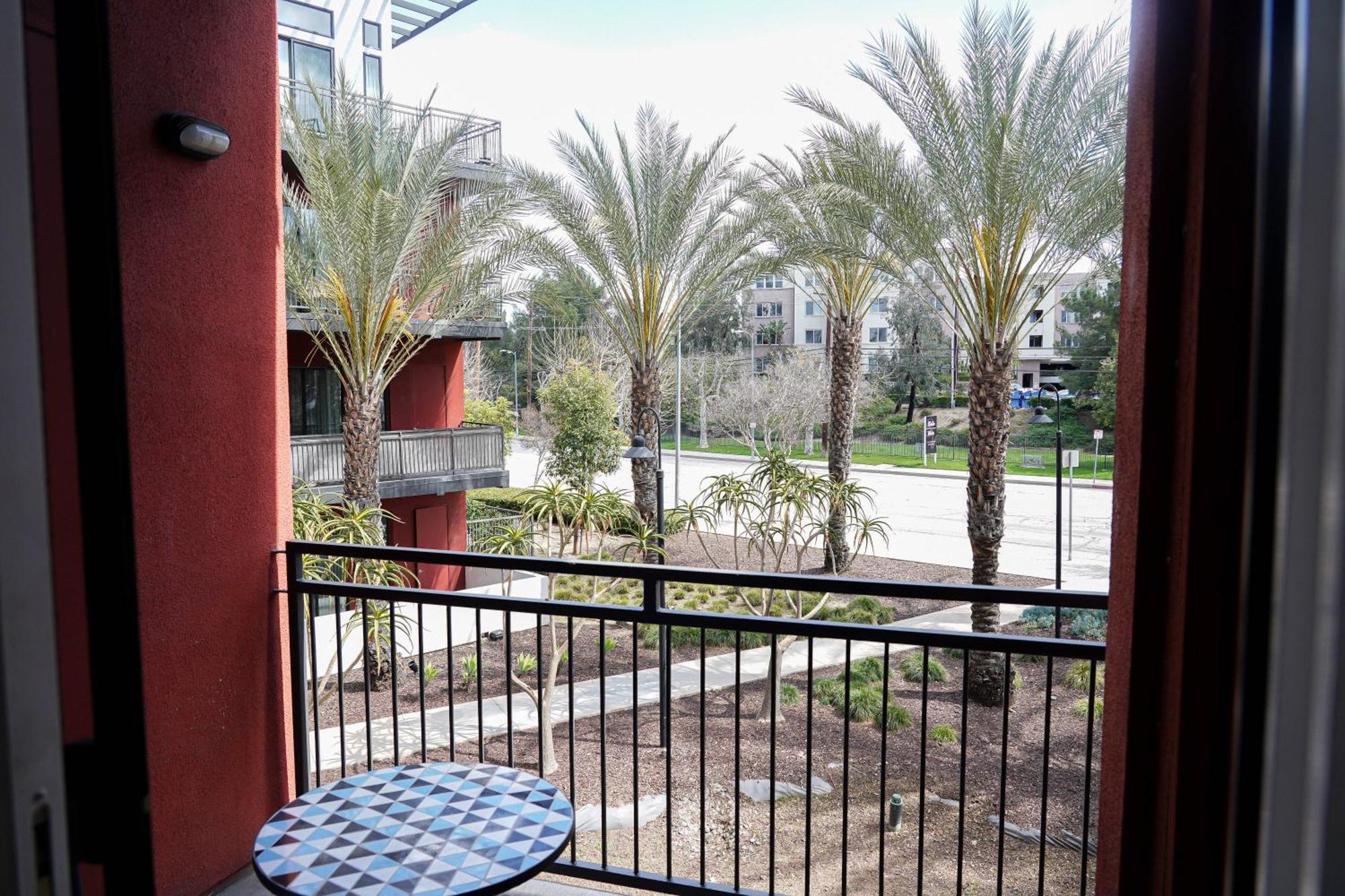 Lux 2 Bedroom In Woodland Hills Apartment *